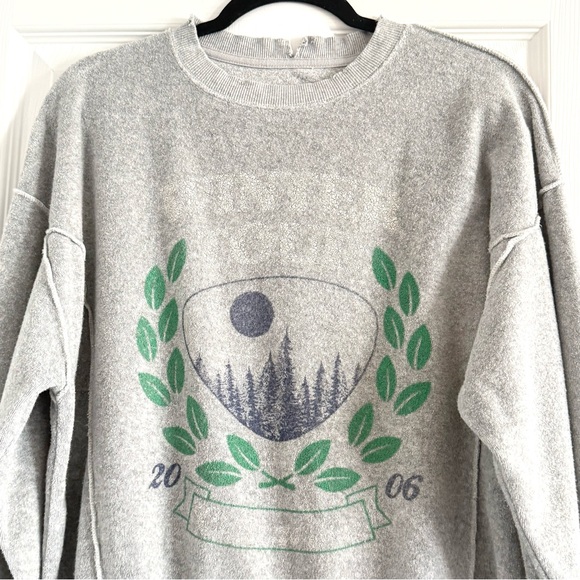 ☘️ 3/$17 Aerie Gray Winter Tour Women's Sweatshirt - Picture 10 of 13